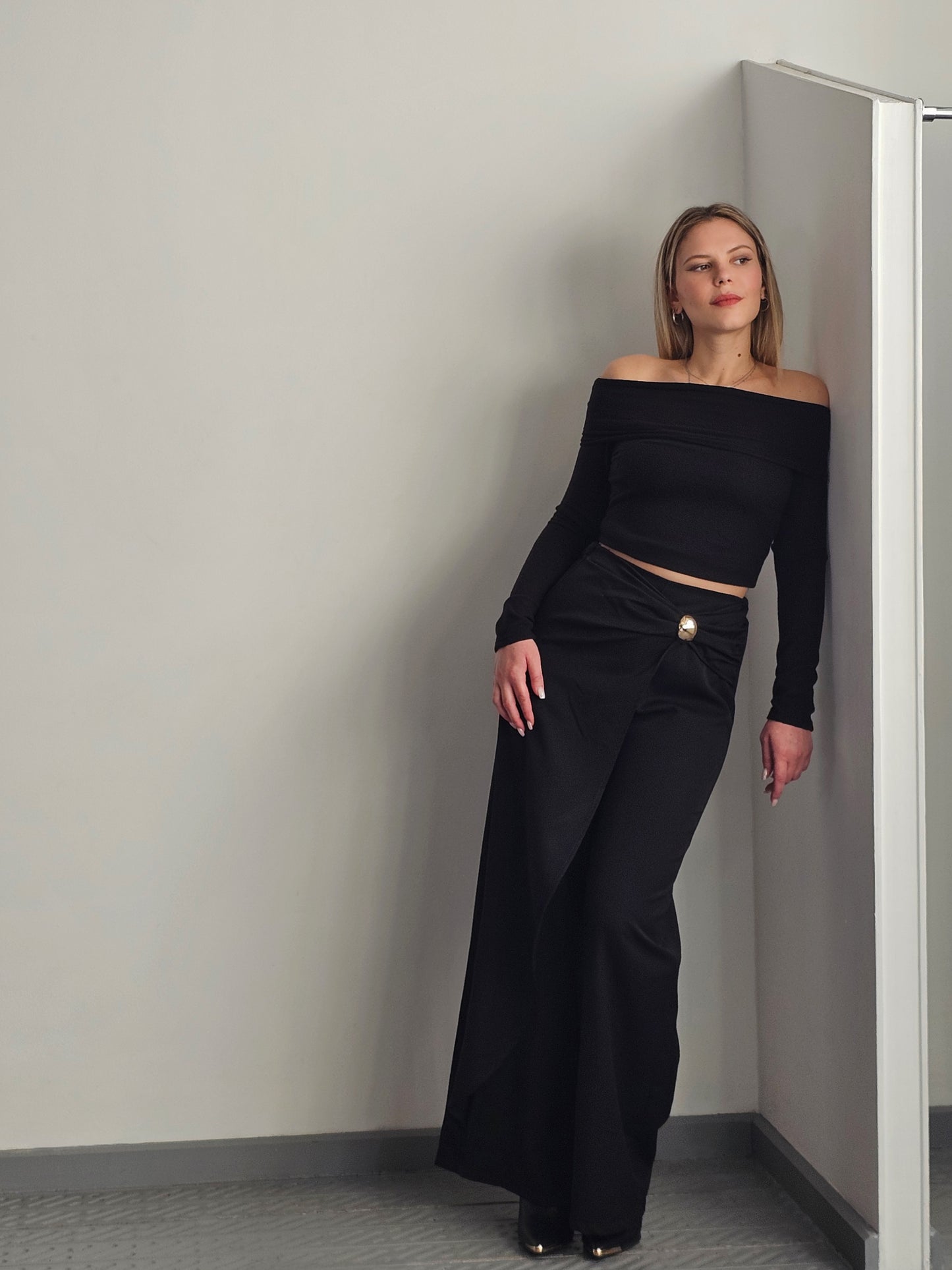 ΛΕΠΤΗ ΜΑΛΛΙΝΗ ΜΠΛΟΥΖΑ OFF-SHOULDER