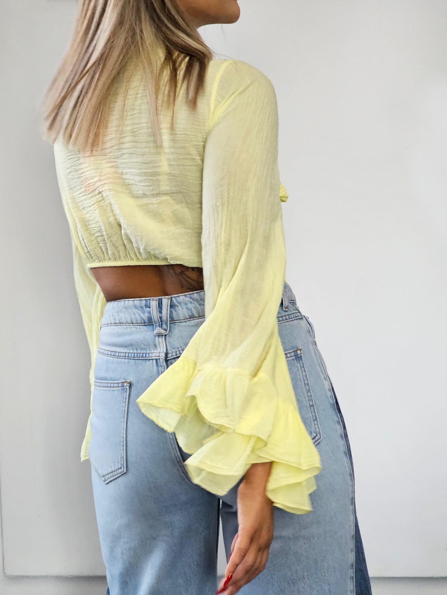 ΜΠΛΟΥΖΑ CROP TOP ME ΒΟΛΑΝ ΜΑΝΙΚΙΑ