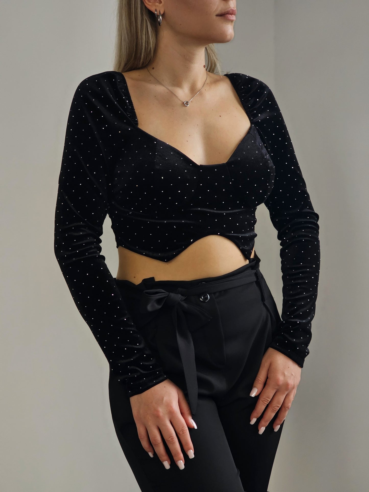 ΒΕΛΟΥΔΙΝΟ CROP TOP ΜΕ ΣΤΡΑΣ
